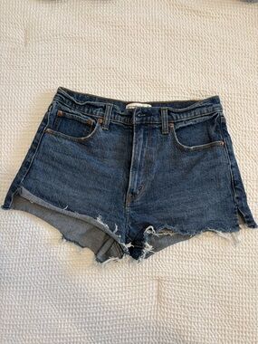 Abercrombie & Fitch Mid Wash Blue Denim The Mom Short High Rise, size 4, W27